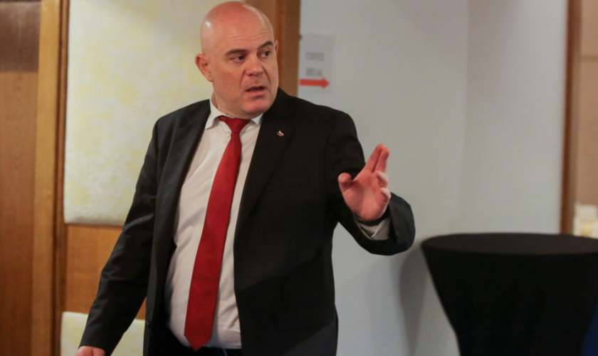 Писмена покана за публичен дебат изпраща главният прокурор Иван Гешев