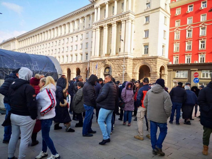 200 души се събраха на протест пред Министерски съвет в подкрепа на Борисов (Снимки)