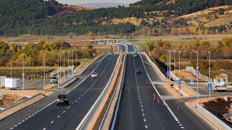 Шуменската пътностроителна фирма „Автомагистрали - Черно море“ освобождава 530 от