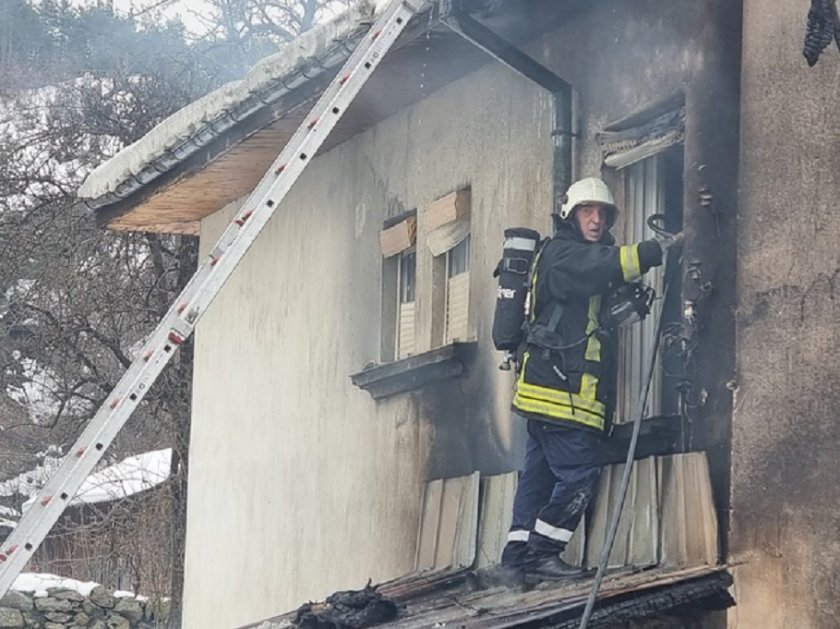 В продължение на часове огнеборци гасиха бурен пожар, обхванал къща