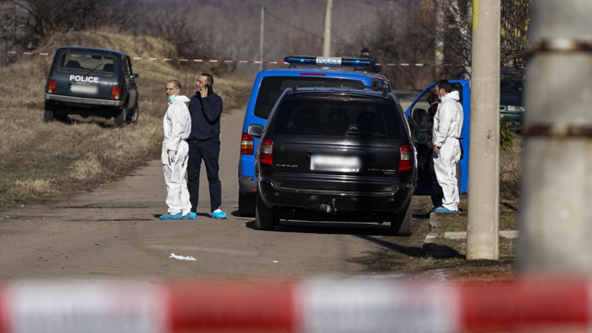 Мацка с БМВ прати двама полицаи в болница