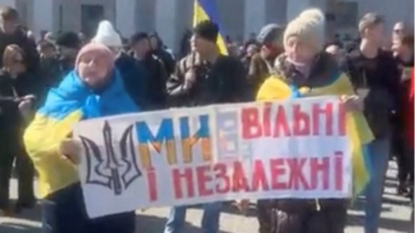 Предупредителни изстрели пред протестиращи в Херсон срещу отцепване от Украйна