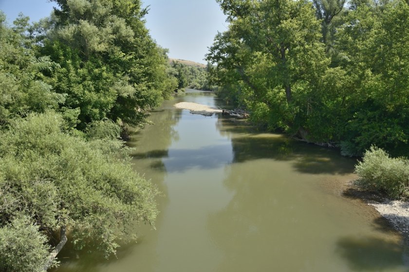 Проверяват замърсяване на река Осъм 