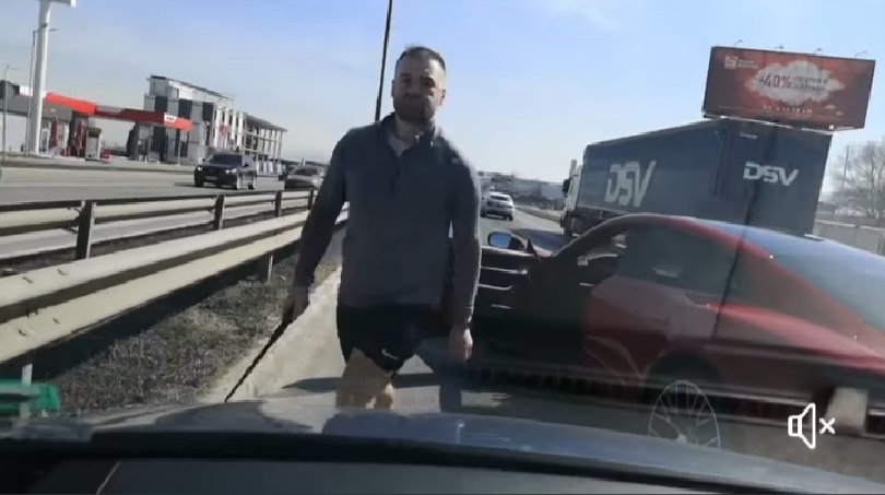 Мъж заплаши с метална палка друг шофьор