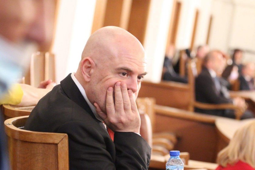 Главният прокурор Иван Гешев внесе в Конституционния съд (КС) искане