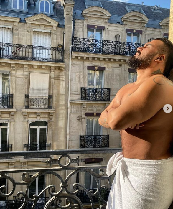 Азис посрещна първа пролет на красиво място и с горещи