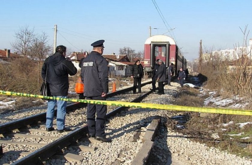 Криминалисти и прокурори разследват инцидент, при който тази нощ локомотив