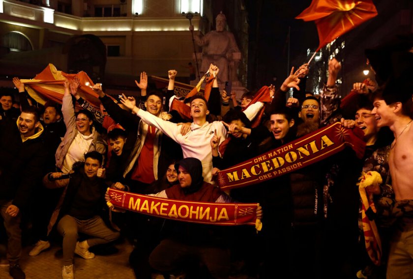 Хиляди футболни фенове излязоха на площад Македония в Скопие, където