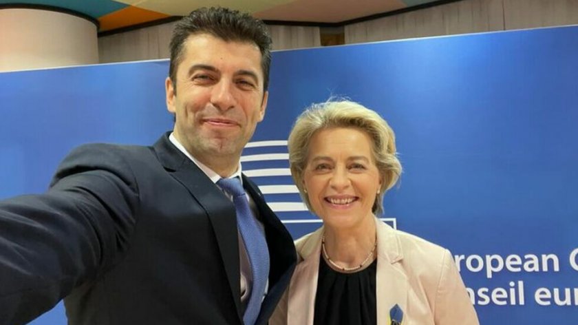 Премиерът Кирил Петков си върна усмивката - пусна селфи с