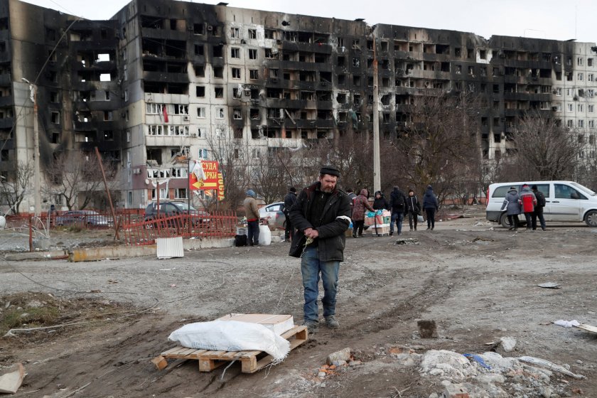 Украинските власти в обсадения Мариупол съобщиха, че около 15 000