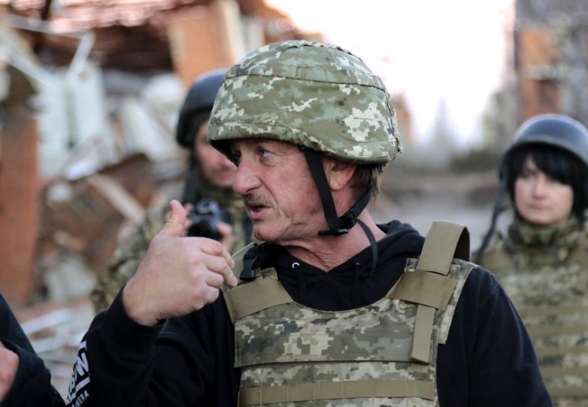 Шон Пен организира помощ за украинските бежанци в Полша