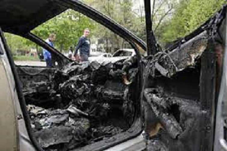 Пожар изгори няколко коли на Панчарево, по чудо няма пострадали