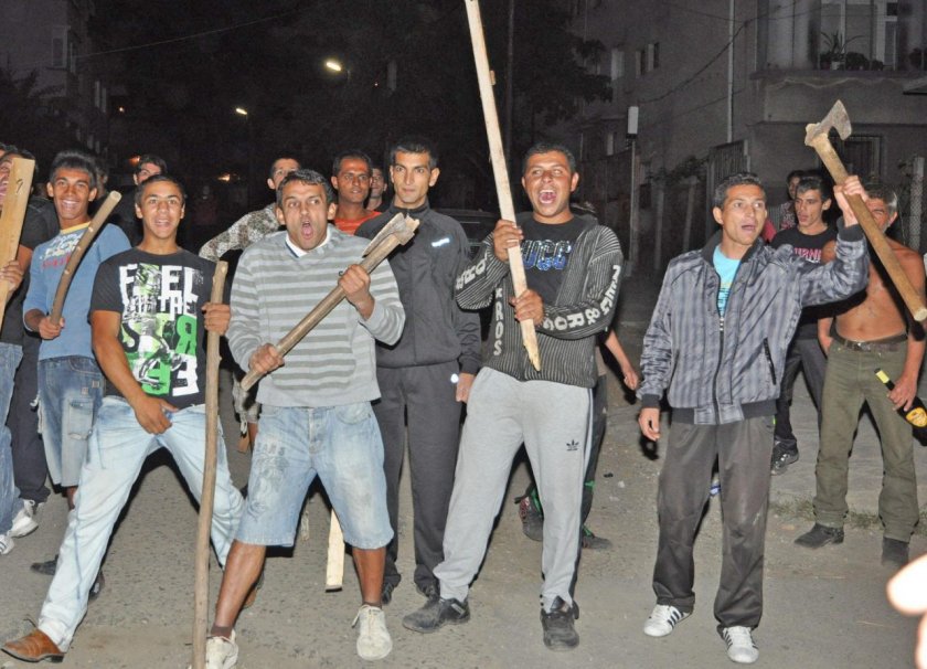 Полицаи са били нападнати от бесни роми с колове, вили