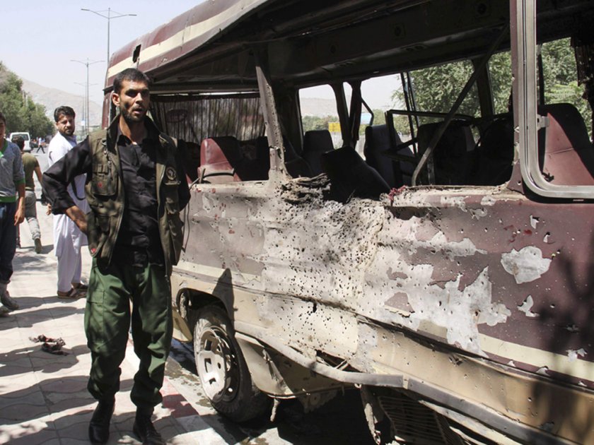 Бомба в Афганистан уби 35 души в автобус и рани 27