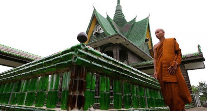 Будистки монах гради храм от бирени бутилки