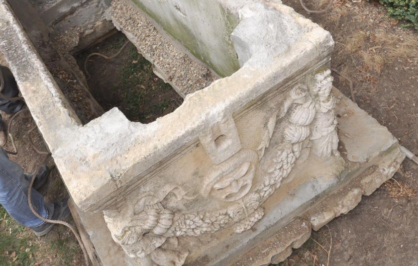 Мраморният саркофаг на деспот Слав може да се види в Мелник