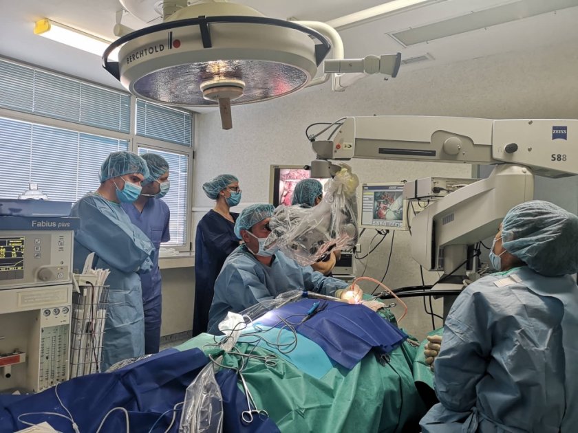 Хирурзи отстраниха 6-килограмов тумор от пациент