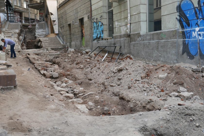 Ремонтът на най-малката улица в София разкри римски зид