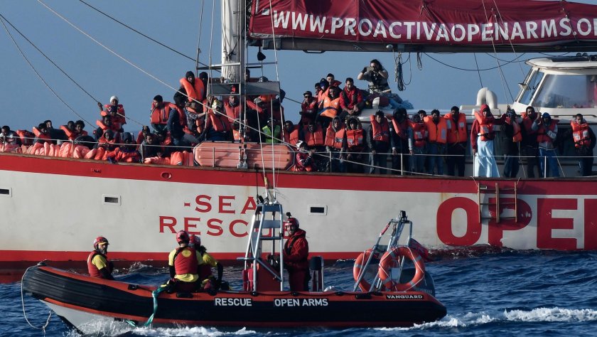 Испански кораб спаси бременна мигрантка