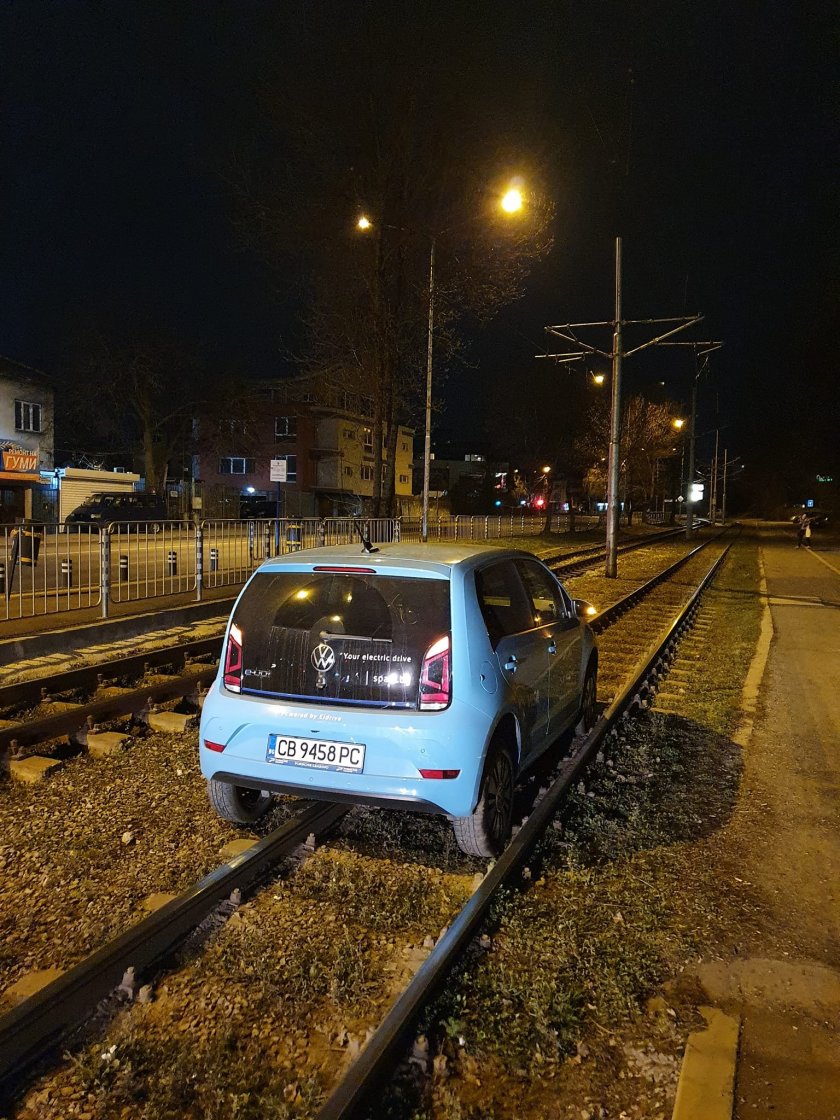 Електрически лек автомобил &bdquo;Фолксваген Ъп&ldquo; се озова на релсите на