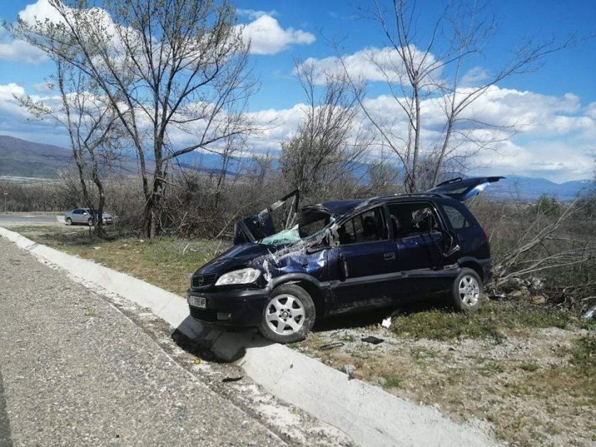 Лек автомобил самокатастрофира на пътя между Петрич и село Беласица.