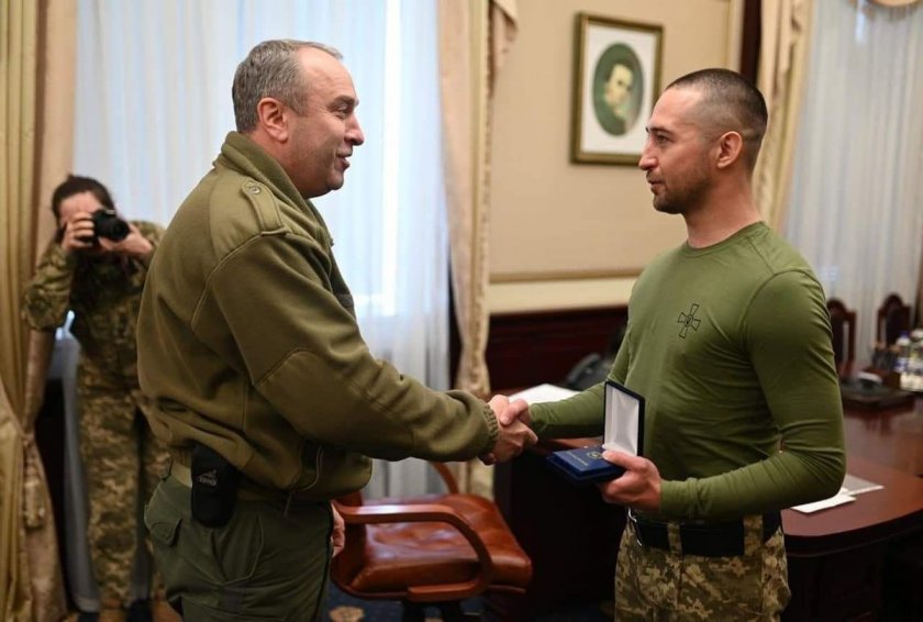 Медал за украинския войник, пратил руски кораб „да върви на ...”
