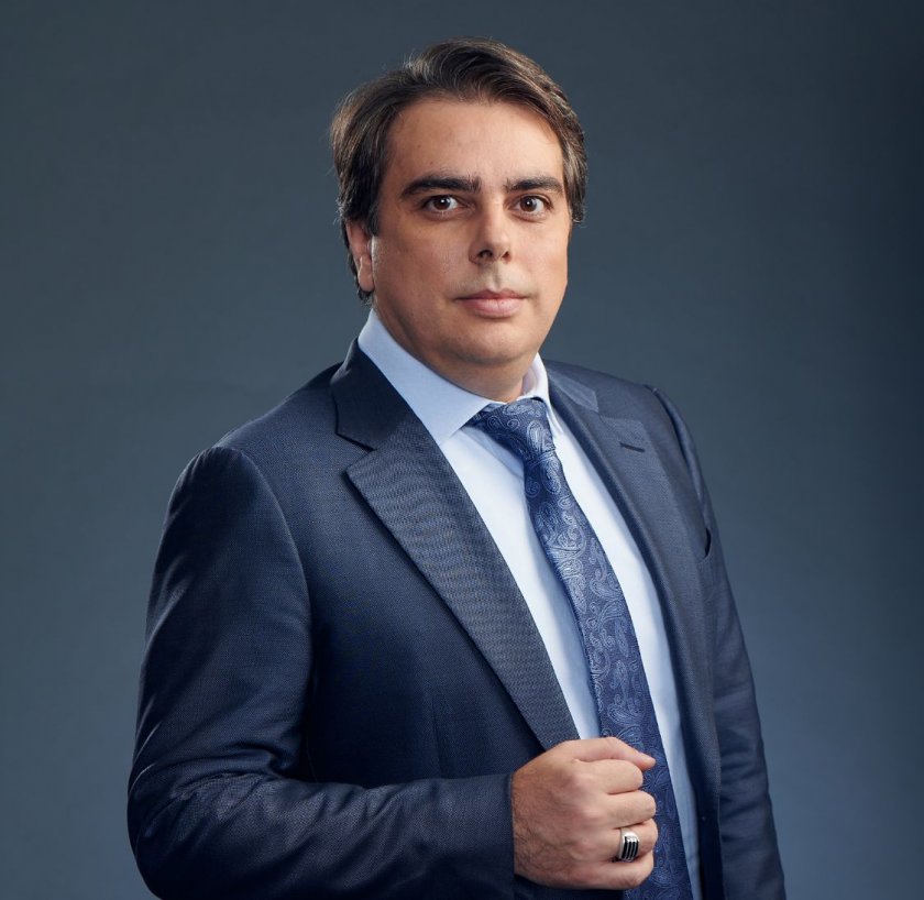 Вицепремиерът и министър на финансите Асен Василев отърва парламентарния разпит