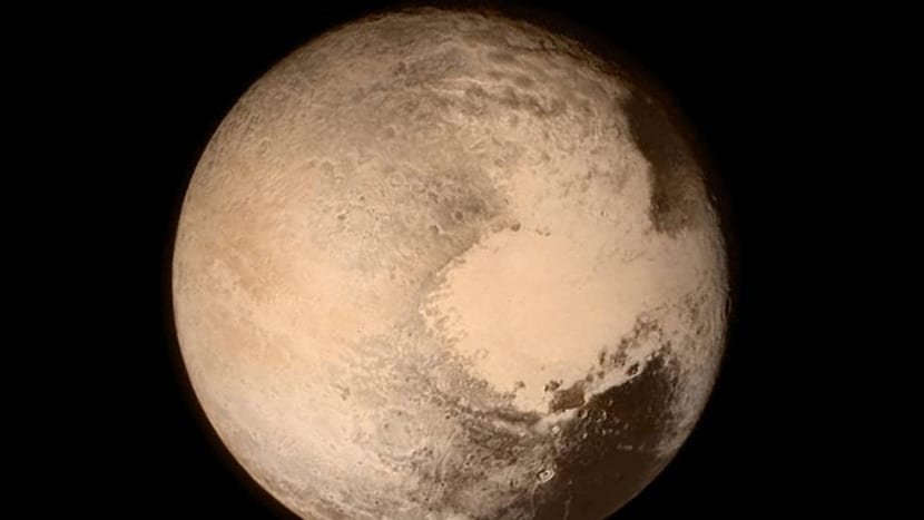 Странни формирования на повърхността на Плутон, каквито не са наблюдавани