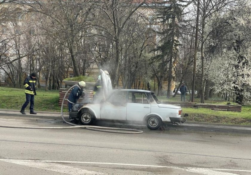 Кола горя в локалното на Цариградско шосе (СНИМКА)