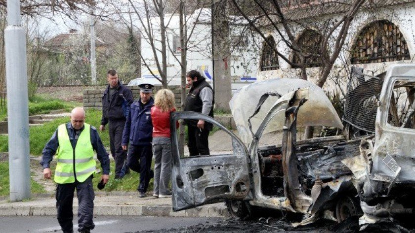 След експлозията на кислородни бутилки: Таванът на пикапа изхвърчал в двор, наоколо е като бойно поле