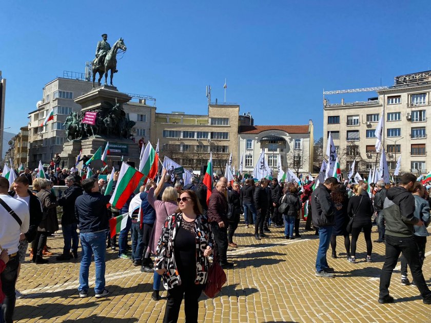 Протестиращи се събраха пред НС, тръгват на поход за неутралитет