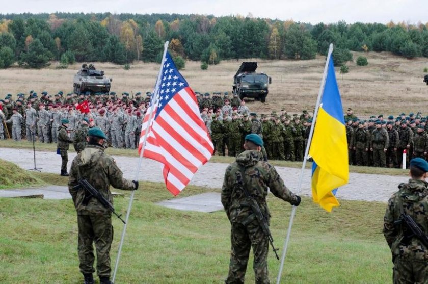 Външните министри от НАТО обсъждат в Брюксел още военна помощ да Украйна