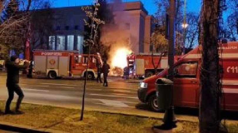 Кола се заби в оградата на руското посолство в Букурещ и се е запали (снимка)