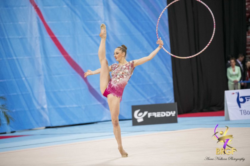 Златен медал за ансамбъла на България във финала с 5 обръча