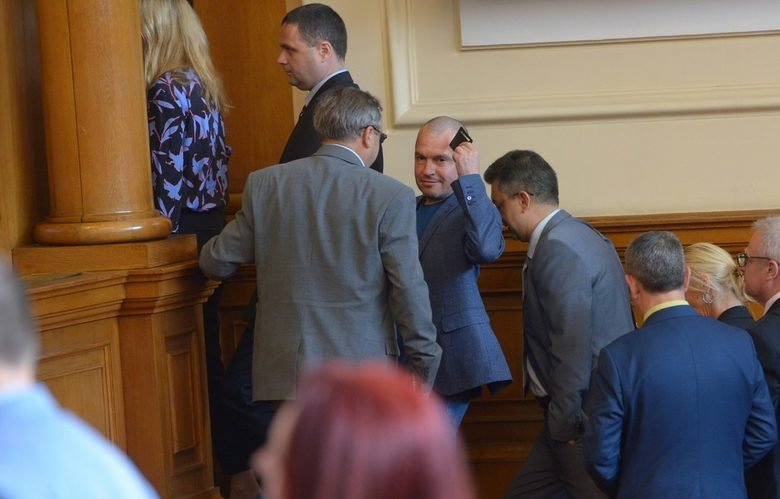 ИТН напуснаха пленарна зала насред скандалите нонстоп