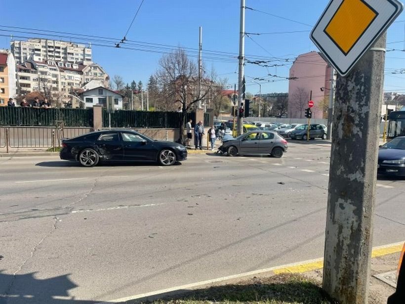 Два автомобила се сблъскаха на кръстовище в София