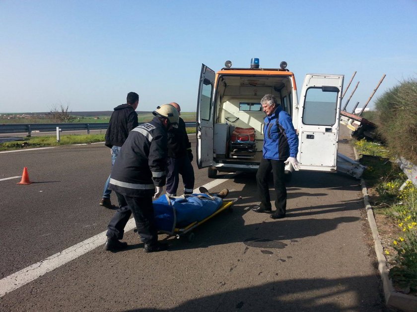 Тежка катастрофа е станала в покрайнините на Варна.Пътничка изпадна от