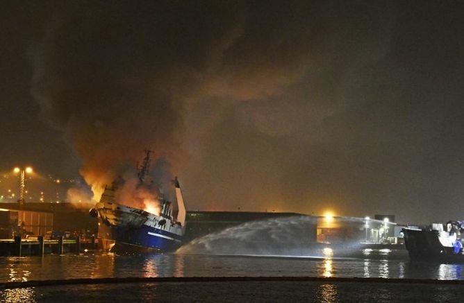 Пожар на руски кораб, Москва и Киев с различни версии за инцидента