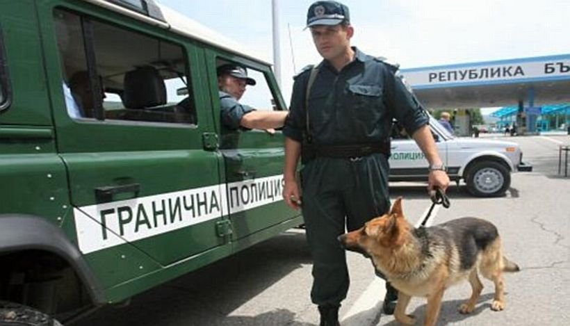 Гранични полицаи са заловили двама каналджии в Бургас, съобщиха от