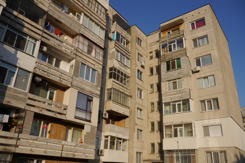 Баба се хвърли от 4-ия етаж в Бургас
