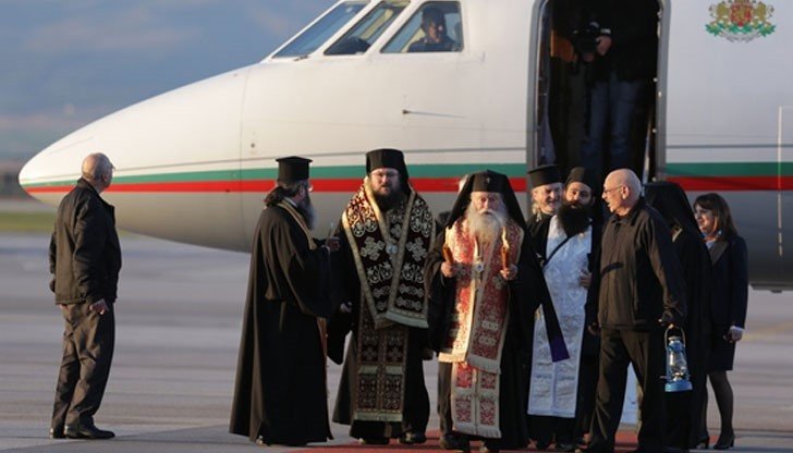 Кирил Петков готов да даде "фалкона" за Благодатния огън