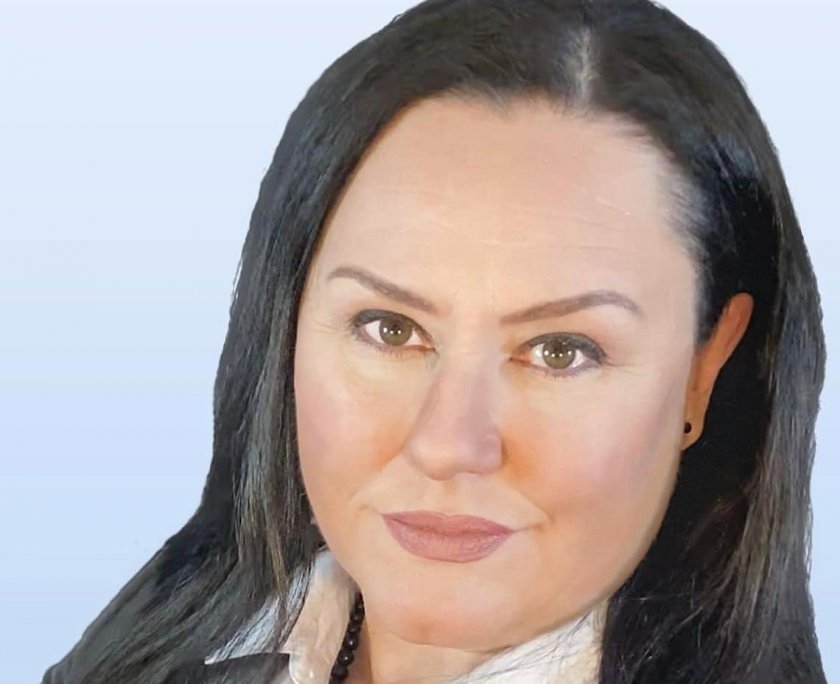 Докато управляващата коалиция виси на косъм от разпад, но се