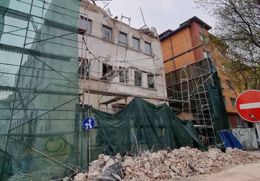 Фасада на сграда се срути върху улица в София