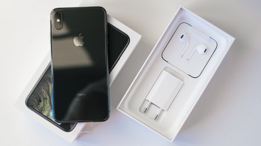 Осъдиха "Епъл" заради липсата на зарядно в кутията на айфон
