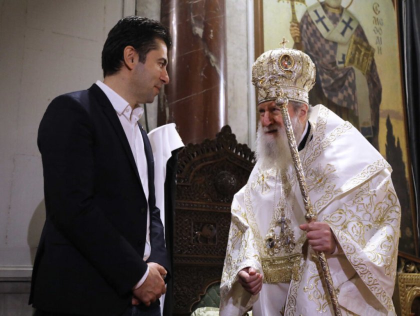 Радев елиминирал Кирил Петков за литургията на Великден?