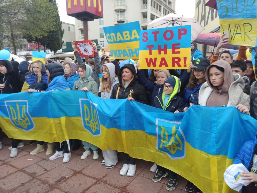 Шок! Украинските бежанци нямат право да напускат България!