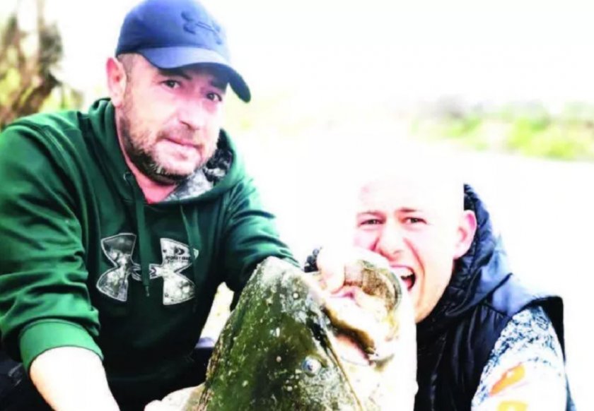 31-годишният Павел Драгов от Пловдив хвана огромен сом в река