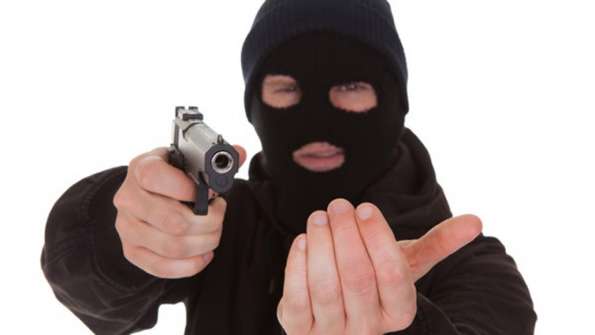 Маскиран мъж с пистолет се опита да обере денонощен магазин в Мадан