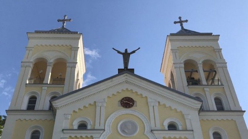 Католическата общност у нас чества Великден.В Раковски олтарът на църквата