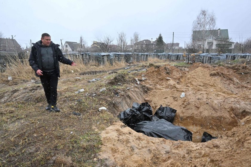 Полицията в Киевска област съобщи, че два масови гроба с